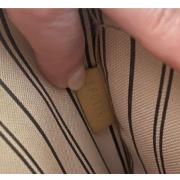 Louis Vuitton MM pouch - Picture 6 of 8